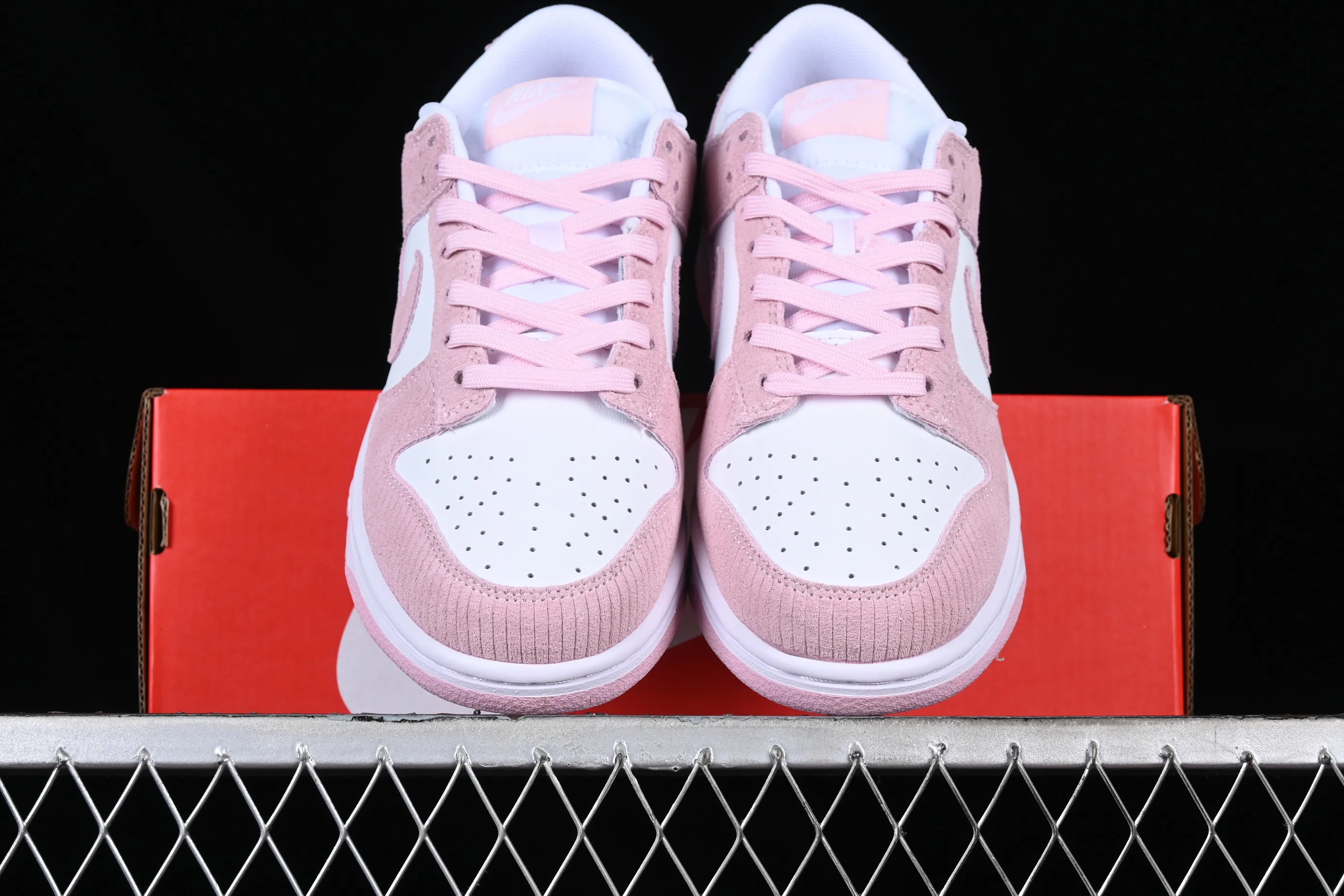 All categories Nk SB Dunk Series Nk SB Dunk Low low-top sneakers Cost-effective version Nk Dunk Low "Pink Corduroy" dirty pink corduroy SB low-top sports and leisure sneakers FN7167-100